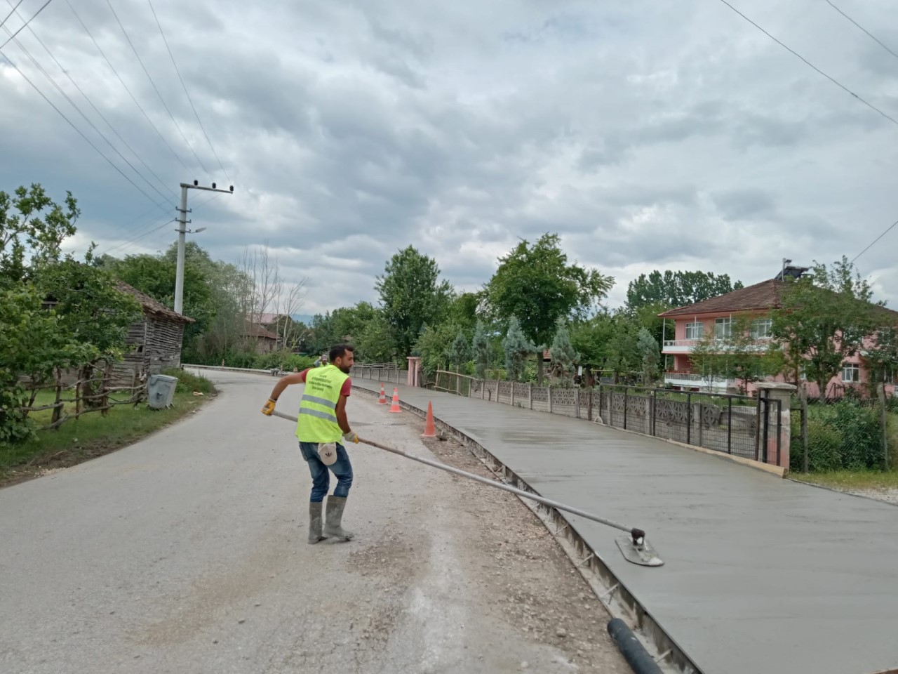 Beton Yaya Yolu İmalatı Akyazı’da Devam Ediyor