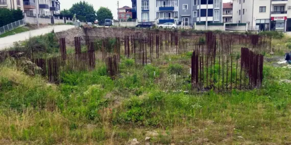 Arifiye’de sağlık ocağı inşaatı çürümeye terk edildi