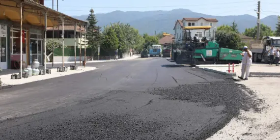 Arifiye Belediyesi Sıcak Asfalt Çalışmalarını Tüm Hızıyla Sürdüryor…