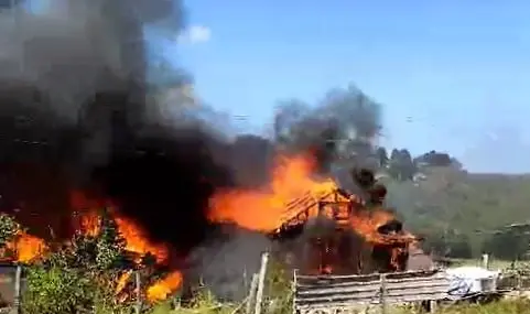 Sakarya’da alevlere teslim olan iki ev kül oldu