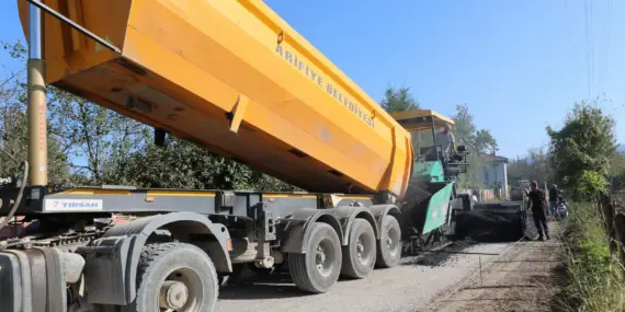 Arifiye Belediyesi Sıcak Asfalt Çalışmalarına Tüm Hızıyla Devam Ediyor.