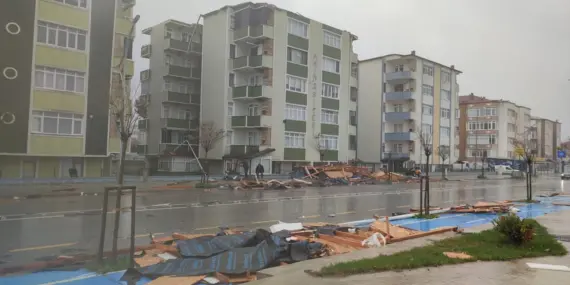 Şiddetli fırtına Sakarya’nın Karasu sahilini yıktı geçti