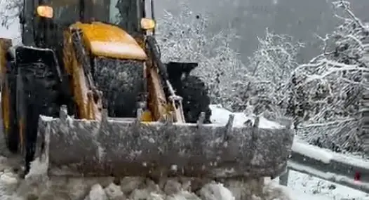 Kar yolu kapattı, araçlar kepçe yardımıyla kurtarıldı