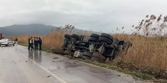 Dolgu malzemesi yüklü kamyon sulama kanalına devrildi: 1 yaralı