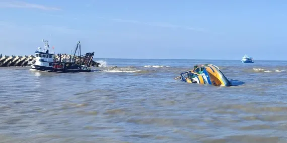 14 metrelik midye teknesi soluğan dalga sebebiyle yan yatarak battı