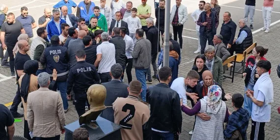 Hasımlar aynı sandıkta karşılaştı, ortalık karıştı: 1 polis yaralandı, biber gazı sıkıldı