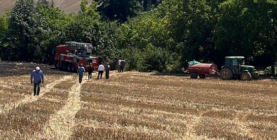 Anız yangını mezarlığa sıçramadan söndürüldü