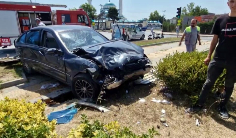 SAKARYA'DA DUBLE YOLDA ZİNCİRLEME KAZA: 4 YARALI