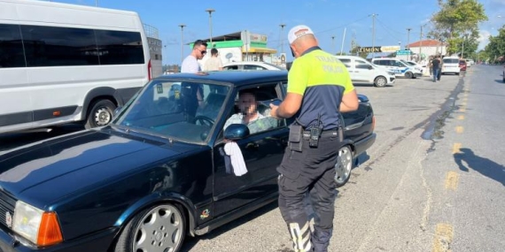 Sakarya’nın tatil bölgesinde polis denetimi: 52 araç sürücüsüne 120 bin lira ceza