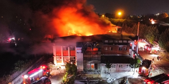 Sakarya’daki fabrika yangını havadan görüntülendi