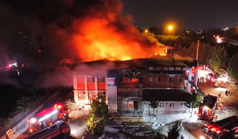 SAKARYA'DAKİ FABRİKA YANGINI HAVADAN GÖRÜNTÜLENDİ GECEYİ AYDINLATAN ALEVLER ŞEHRİN BİRÇOK NOKTASINDAN GÖRÜLDÜ İTFAİYENİN YANGINA MÜDAHALESİ SÜRÜYOR