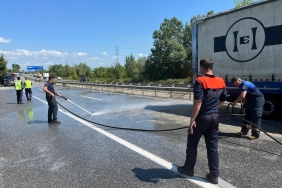 D-140'A DÖKÜLEN ASİT PANİĞE YOL AÇTI: YOL TRAFİĞE KAPATILDI, BÖLGEYE AFAD EKİPLERİ SEVK EDİLDİ