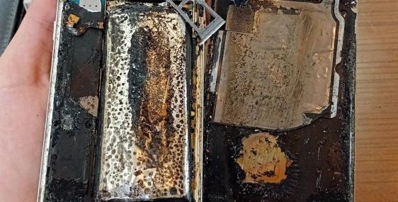 Tamir için dükkana getirilen telefonun bataryası bomba gibi patladı