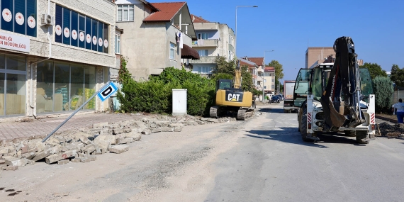 Altyapısı yenilenen Arifiye Zübeyde Hanım Caddesi’nde üstyapı çalışmaları başladı