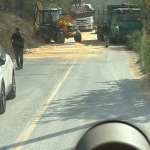 KAMYONUN KAPAĞI AÇILDI YOL MISIR TARLASINA DÖNDÜ