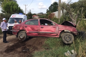 YOLDAN ÇIKAN ARAÇ FİDANLIĞA UÇTU: SIKIŞAN SÜRÜCÜYÜ İTFAİYE KURTARDI