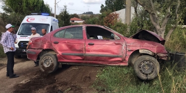 YOLDAN ÇIKAN ARAÇ FİDANLIĞA UÇTU: SIKIŞAN SÜRÜCÜYÜ İTFAİYE KURTARDI