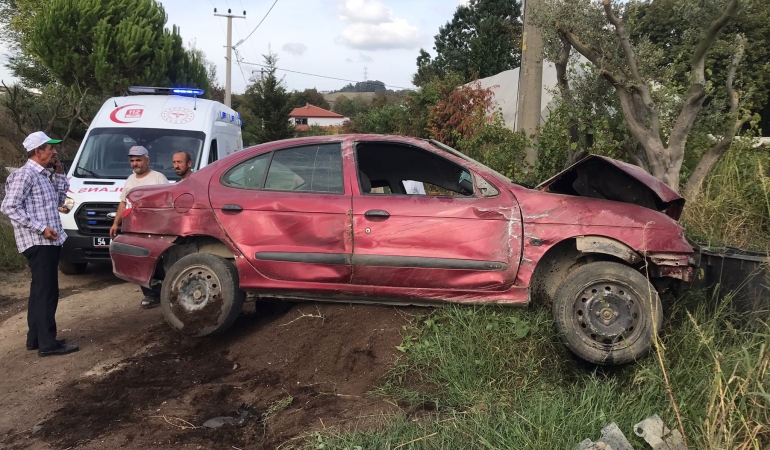 YOLDAN ÇIKAN ARAÇ FİDANLIĞA UÇTU: SIKIŞAN SÜRÜCÜYÜ İTFAİYE KURTARDI