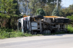 SAKARYA'DA TOPRAK YÜKLÜ KAMYON YOL KENARINA DEVRİLDİ: 1 YARALI