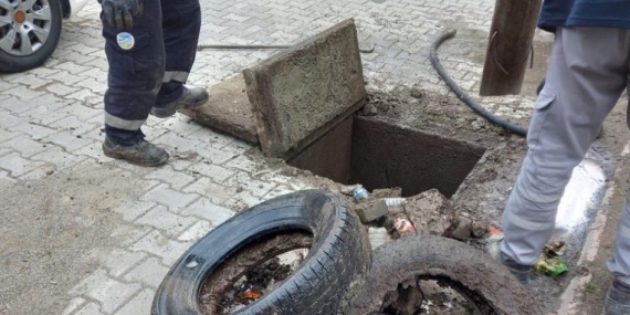 Alt yapı hatlarında temizlik: Kanalizasyon ve yağmursuyu hatlarında araç lastiği, beton parçaları çıktı