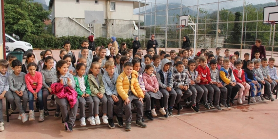 Büyükşehir şehrin her köşesinde çocuklara ‘Bir Hikâye Bin Neşe’ götürüyor