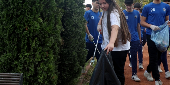 Ellerinde çöpler ve pankartlarla Sapanca Gölü’nden çağrı yaptılar: “Doğanın varlığı tüm canlılar için elzemdir”