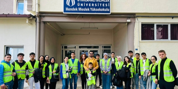 Hendek Meydanı’nda kitap okuma etkinliği