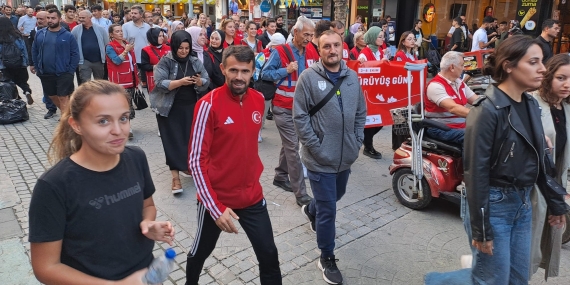 Sakarya’da Amatör Spor Haftası Yürüyüşüne Kızılay’da katıldı.