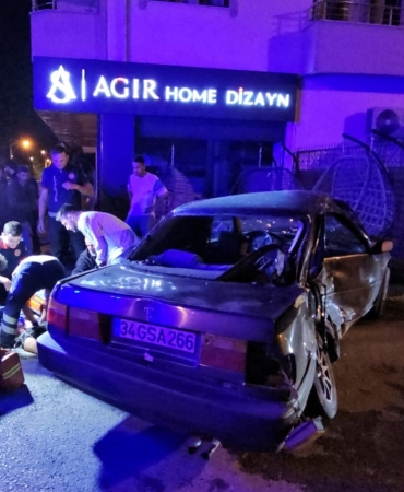 SAKARYA'DA OTOMOBİL, PARK HALİNDEKİ HAFİF TİCARİ ARACA ÇARPTI: 1 ÖLÜ, 1 AĞIR YARALI