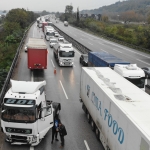 OTOYOLDA MAKASLAYAN TIRA YOLCU OTOBÜSÜ ÇARPTI: KİLOMETRELERCE ARAÇ KUYRUĞU OLUŞTU İSTANBUL İSTİKAMETİ BİR SÜRE TRAFİĞE KAPANDI