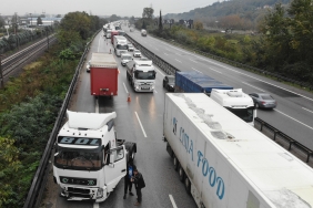 OTOYOLDA MAKASLAYAN TIRA YOLCU OTOBÜSÜ ÇARPTI: KİLOMETRELERCE ARAÇ KUYRUĞU OLUŞTU İSTANBUL İSTİKAMETİ BİR SÜRE TRAFİĞE KAPANDI