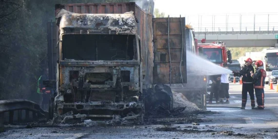 Otoyolda feci kaza: Tırlar alev topuna döndü, sürücüleri ağır yaralandı