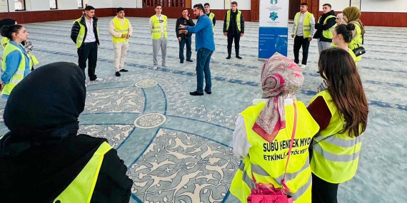 SUBÜ öğrencileri Rasimpaşa Camii’ni temizledi