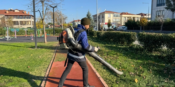 Serdivan Belediyesi Ekiplerinden Parklarda Yoğun Temizlik Mesaisi