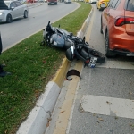 SAKARYA'DA MOTOSİKLET REFÜJE ÇARPTI: 1 YARALI