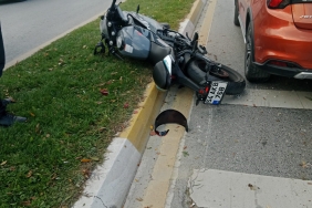 SAKARYA'DA MOTOSİKLET REFÜJE ÇARPTI: 1 YARALI