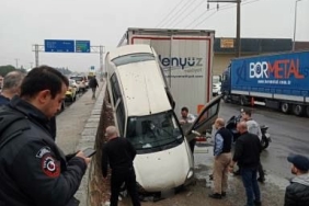 D-100'DE İLGİNÇ KAZA: BARİYERLERİ AŞAN OTOMOBİL, TIRIN DORSESİNE ASILI KALDI