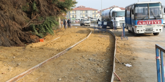 Arifiye Belediyesi, Beton Kaldırım Çalışmalarına Devam Ediyor…