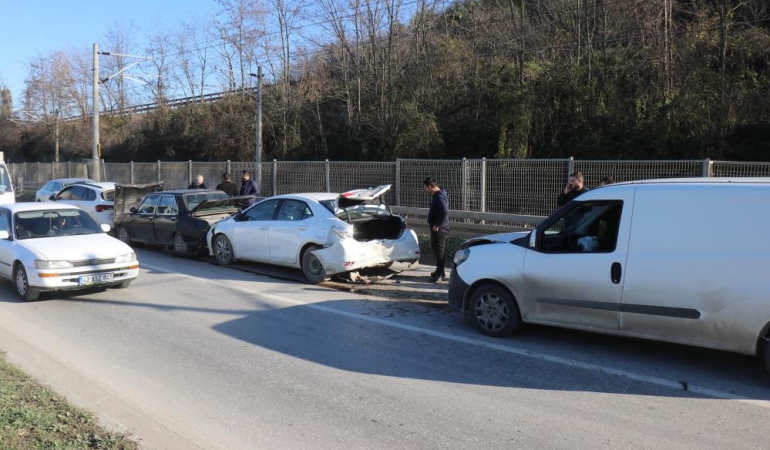 Sakarya’da 4 araçlı zincirleme kaza: Uzun araç kuyrukları oluştu