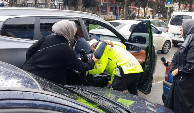 Sakarya’da polisten yürekleri ısıtan hareket: Gördüğü gibi yardıma koştu