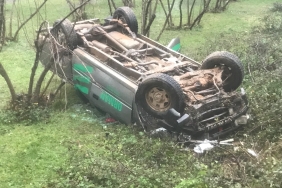 KONTROLDEN ÇIKAN KAMYONET TARLAYA DEVRİLDİ: 5 YARALI