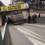 ARİFİYE ALT GEÇİDİNE BU KEZ TIR SIKIŞTI