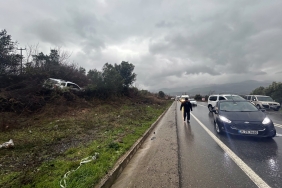 OTOMOBİLE ÇARPMAMAK İÇİN MANEVRA YAPTI: YOLA SAVRULARAK YARALANDI