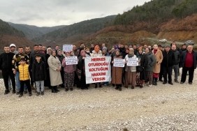 DOLU OLMAYAN BARAJIN SUYUNU PAYLAŞMAK İSTEMEYEN MAHALLELİ DSİ'Yİ PROTESTO ETTİ İKİ MAHALLE ARASINDAKİ SU KRİZİ: YAŞLISINDAN GENCİNE HERKES TEPKİ GÖSTERDİ MAHALLE SAKİNİ UMUT KÖSE: "BU BARAJ KURAKLIK SEBEBİYLE ESKİ SEVİYELERİNDE DEĞİL" "BİZİM SULAMA İÇİN KULLANDIĞIMIZ ANA BORUDAN BAŞKA MAHALLEYE SU VERİLMESİNE KARŞIYIZ"