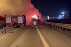 KUZEY MARMARA OTOYOLU'NDA SEYİR HALİNDEKİ TIRIN DORSESİ ALEV TOPUNA DÖNDÜ