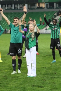 Sakaryasporlu futbolcu Alparslan Demir, kız arkadaşına Selin Asena Tunç evlilik teklif etti