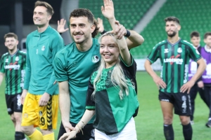 Sakaryasporlu futbolcu Alparslan Demir, kız arkadaşına Selin Asena Tunç evlilik teklif etti